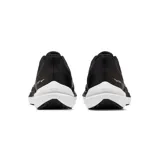 Championes Nike Air Winflo 9 para hombre, color negro con detalles en blanco y gris. Presentan una capellada de malla texturizada, logo Nike Swoosh en gris/azul claro con borde blanco, y una entresuela gruesa blanca con detalles negros.