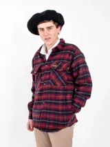 Camisa de manga larga con estampado de tartán en tonos azul marino, rojo y blanco. Confeccionada en 100% lana, con cuello abotonado y puños con botón. Corte clásico.