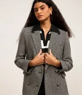 Blazer de tweed gris con diseño de espiga, doble botonadura, solapas de muesca, bolsillos cargo frontales y corte clásico.