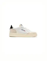 Championes de cuero blanco con detalles en gamuza beige y refuerzo en el talón color negro. Presentan cordones al tono, suela de goma color crema y logo de la marca con bandera estadounidense en el lateral.
