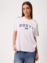 Remera blanca con estampado frontal de la marca Rusty y tiras laterales en las mangas, de ajuste holgado y 100% algodón.