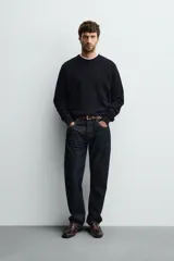 Jersey de punto de cashmere con corte regular fit, cuello redondo y manga larga. Presenta acabados en rib en puños y ruedo.