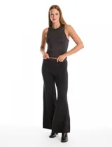 Pantalón wide leg de tejido con acabado brillante, tiro alto y pretina elástica.