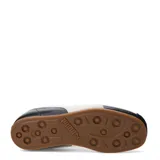 Championes Puma modelo Tackle OG, de diseño urbano con cuerpo en cuero negro, puntera de gamuza y la icónica franja lateral de la marca en color blanco. Presenta detalles en dorado y suela de goma color caramelo.