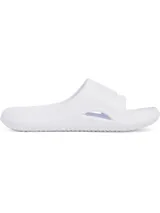 Sandalias tipo ojota de una sola pieza, fabricadas en material EVA moldeado de secado rápido. Presentan un diseño ergonómico con orificios de drenaje laterales y suela texturizada para mayor tracción en superficies mojadas.