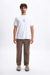 Pantalón relaxed fit color tostado, con bolsillos laterales y traseros.