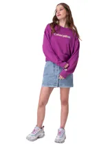 Buzo de cuello redondo color fucsia, confeccionado en french terry suave. Presenta un gráfico iridiscente con el nombre de la marca en el centro del pecho, mangas largas con hombros caídos y puños, cuello y dobladillo de punto acanalado.