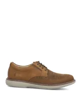 Zapato Hush Puppies modelo Bangu de estilo casual, confeccionado en cuero marrón con paneles de tejido tipo malla en la capellada para mayor ventilación, cordones tono sobre tono y suela de EVA en color gris claro.