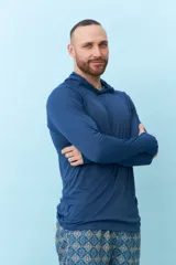 Remera gris de manga larga con capucha y orificios para los pulgares.