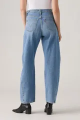 Jeans de denim de corte barrel y tiro alto, en tono azul claro con efecto deslavado.