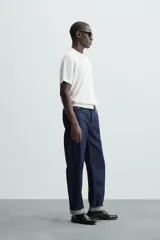 Camiseta negra de punto perlado, corte regular fit, cuello redondo, manga corta y rib en los acabados.