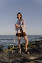 Sandalias bajas color beige con tiras de cuero entretejidas.