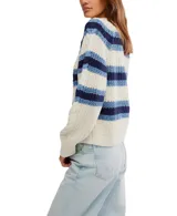 Sweater corto de punto con diseño de rayas horizontales en tonos blanco y azul. Presenta cuello redondo, mangas largas y un tejido con textura de ochos.