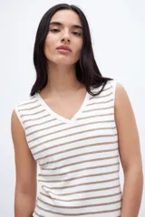 Musculosa blanca con rayas horizontales negras, escote en V y ribete negro en cuello y sisas.