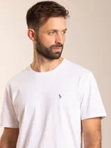 Remera básica de manga corta y cuello redondo, color blanco, con pequeño logo bordado en el pecho.