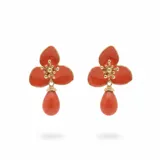 Aros colgantes de metal dorado con diseño de flor esmaltada en color naranja y dije colgante en forma de gota de resina del mismo tono.