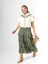 Falda larga color verde militar, confeccionada en algodón, con diseño de múltiples volados escalonados y cintura elastizada.