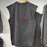 Musculosa de algodón color negro con lavado stone wash y efecto desgastado. Presenta cuello redondo, mangas con terminación rústica y el texto 'Become.' bordado en color rojo en la parte posterior.