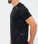 Remera deportiva de manga corta y cuello redondo, color celeste, con tecnología dry y detalles reflectantes en los hombros.