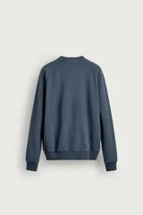 Sudadera regular fit color azul, de cuello redondo, manga larga ranglán y efecto lavado con acabados en rib.