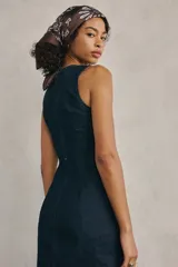 Vestido midi de denim azul oscuro, sin mangas, con cuello redondo y costuras pespunteadas a contratono al frente.