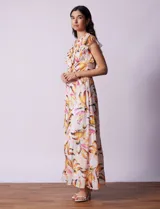 Vestido largo estampado de flores, marca Donna Ricco. Escote en V cruzado, mangas cortas con volados y lazo de ajuste en la cintura.