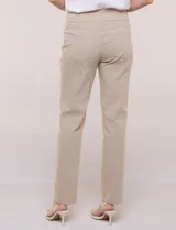 Pantalón de gabardina elastizada color beige, de corte recto, con bolsillos simulados en el frente y bolsillos aplicados en la parte trasera.