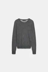 Jersey de punto liso extrafino con cuello redondo y manga larga, confeccionado en una mezcla de lana y seda.