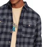 Camisa de manga larga a cuadros azul marino y gris con botones color madera, dos bolsillos frontales con botón y etiqueta de la marca en el ruedo.