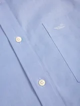 Camisa de manga larga de la marca Rockford, modelo Wor Travel, en color azul. Presenta cuello italiano abotonado, cierre frontal de botones, bolsillo en el pecho con el logo bordado y puños con doble botón.