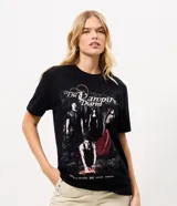 Remera de algodón color negro con cuello redondo y mangas cortas, con estampa frontal inspirada en la serie The Vampire Diaries.