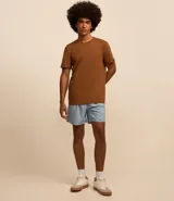 Remera básica de hombre con corte comfort, cuello redondo y manga corta. Confeccionada en tejido de media malla con textura acanalada.