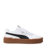 Championes Puma Carina 3.0 de estilo urbano, con exterior en color negro y detalles en blanco. Presentan suela de plataforma con textura acanalada, cierre de cordones y logo de la marca en dorado en el lateral y la lengüeta.