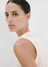 Top de punto de algodón, con diseño recto, cuello redondo y tirantes anchos.
