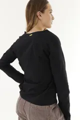 Blusa negra de algodón con mangas largas oxford y detalle de acordonado en la delantera.