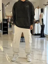 Pantalón de jean estilo cargo, color azul, de corte ancho y holgado, con múltiples bolsillos laterales en muslos y pantorrillas.