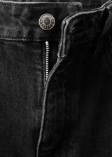 Jeans estilo flare tiro medio de color negro, confeccionados en tejido confort con elasticidad. Presentan diseño de cinco bolsillos, trabillas para cinturón y cierre delantero con cremallera y botón.