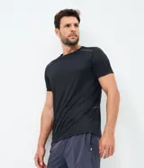Remera deportiva para hombre de la marca Get Over, color negro, con tecnología dry, cuello redondo y mangas cortas. Presenta un tejido texturizado con sutiles rayas verticales y detalles reflectantes en los hombros.
