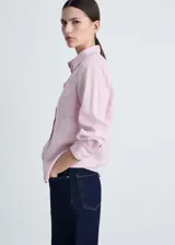 Camisa de corte recto confeccionada en una mezcla de lino y algodón, color rosado. Presenta cuello camisero, cierre frontal de botones, bolsillo de parche en el pecho y mangas largas con puños abotonados.