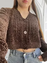 Saco corto de chenille color chocolate con botones frontales y mangas largas.