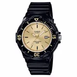 Reloj Casio analógico deportivo con caja y correa de resina negra. Esfera redonda color dorado con marcadores de hora en relieve y agujas luminosas. Presenta ventana de fecha a las 3, bisel giratorio unidireccional negro con marcadores de minutos (15, 30, 45) y resistencia al agua de 100 metros.