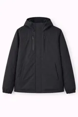 Campera negra con capucha, cierre frontal con solapa, dos bolsillos con cierre en el pecho y dos bolsillos laterales. Puños elásticos.