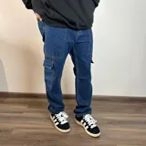 Pantalon cargo de corte recto en denim azul oscuro, con bolsillos laterales tipo cargo y costuras reforzadas.