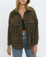 Sobrecamisa marrón con estampado de leopardo, de corte recto, con cuello camisero, cierre frontal con botones, mangas largas y bolsillos de parche en el pecho.