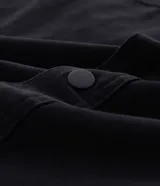 Camisa manga larga de sarga en color verde militar, con cuello inglés, cierre frontal de botones negros y dos bolsillos con solapa en el pecho.