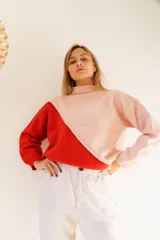 Buzo de lana de cordero italiano color beige y negro, con cuello cisne y corte holgado.