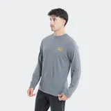 Remera de manga larga color gris, con cuello redondo y pequeño logo de la marca Reef estampado en color amarillo sobre el pecho.