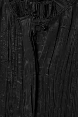 Blusa negra de cuello alto y manga larga abullonada con puños abotonados. Tejido arrugado y cierre frontal oculto con botones. Zara Woman Collection.