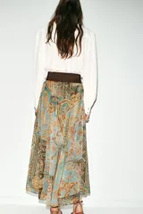 Falda midi plisada con estampado paisley en tonos verde agua, marrón y naranja. Presenta cintura elástica y un cinturón ancho marrón con hebilla dorada.