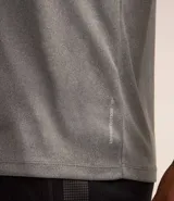 Remera deportiva verde militar de manga corta, confeccionada en tejido de malla 100% poliéster con tecnología Get Dry.